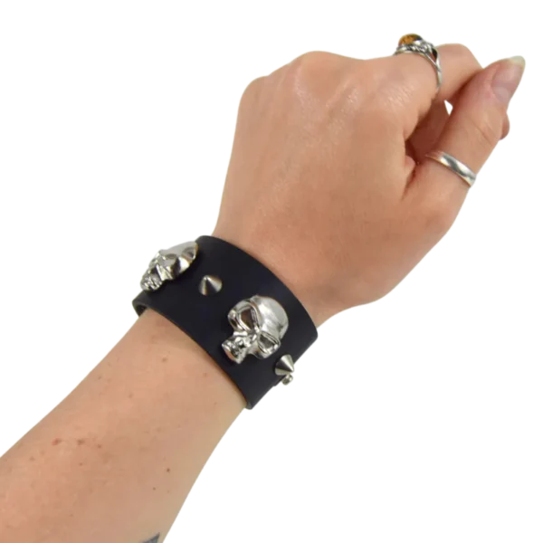 Bracciale Bogan in cuoio con borchie a teschio